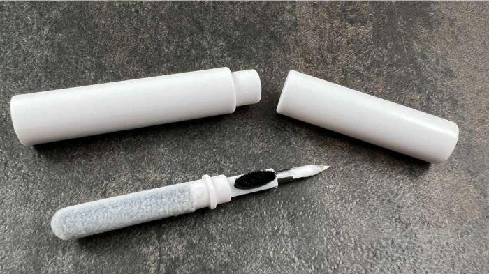 Ilustrasi cleaning pen atau pena pembersih yang bisa dipakai untuk mengatasi kamera HP buram