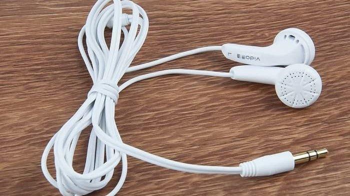 Ilustrasi gulungan kabel earphone yang sudah diikat sehingga tidak kembali kusut