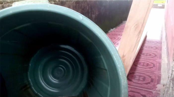 Kotibani uxlashga yotqizdi va kiyimida sikdi.