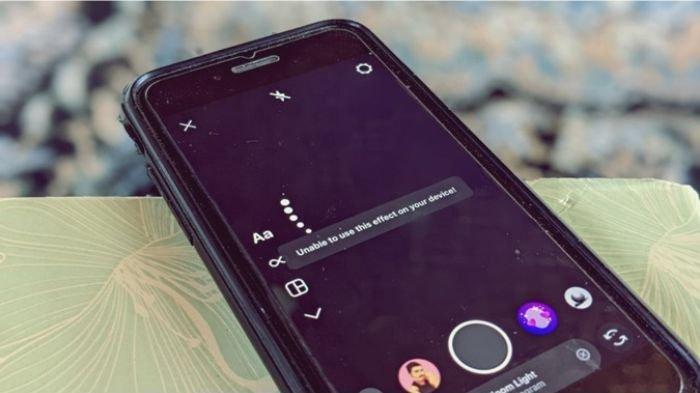 Ilustasi HP dipakai untuk membuat Story Instagram