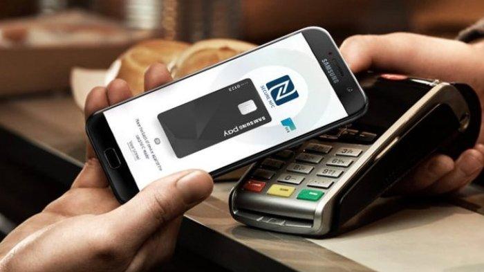 Ilustrasi HP dengan fitur NFC yang membuat transaksi keuangan digital makin praktis