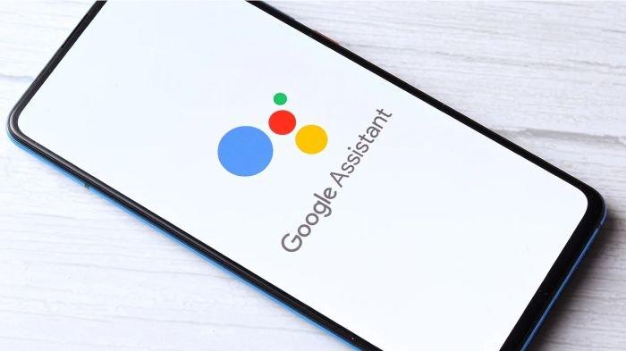 Ilustrasi HP dipakai untuk membuka Google Assistant