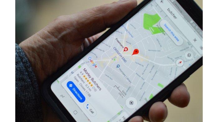 Ilustrasi pemakaian Google Maps di HP