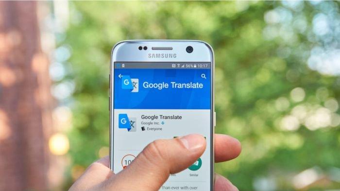 Ilustrasi HP Android dipakai untuk update aplikasi Google Translate