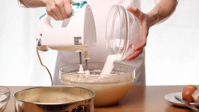 Ilustrasi penggunaan hand mixer guna permudah campur berbagai bahan hingga kalis