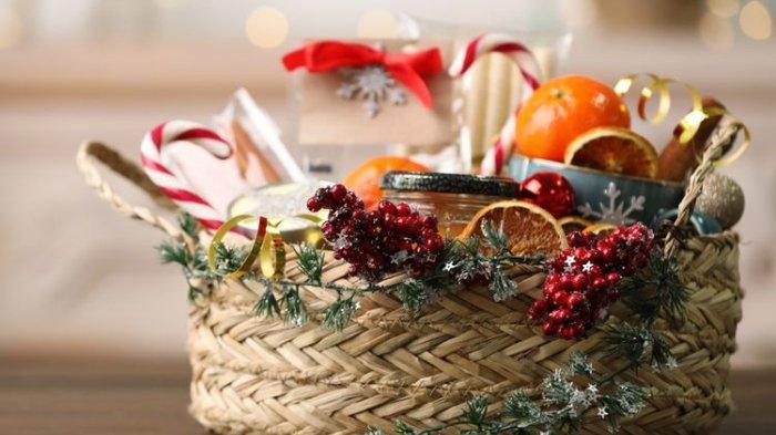 Ilustrasi hampers Natal dengan variasi beragam isian di dalamnya