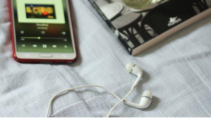 Ilustrasi pemakaian headset atau earphone untuk mendengarkan musik