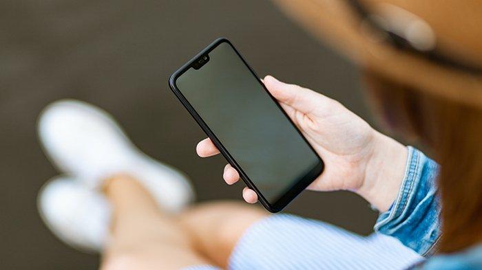 Ilustrasi pengguna HP yang sedang ingin melakukan Factory Reset