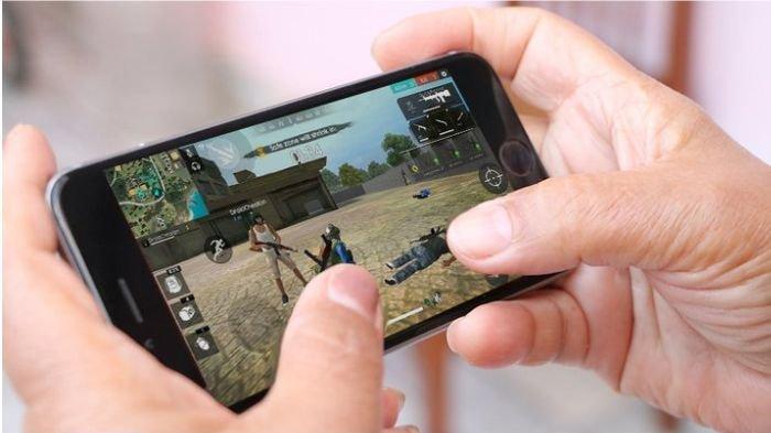 Ilustrasi bermain game online di HP