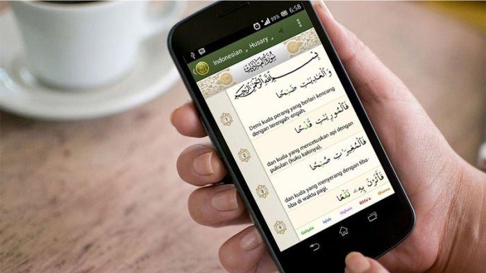 Ilustrasi membaca Al-Quran di HP