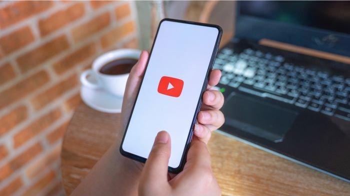 Ilustrasi membuka YouTube di HP untuk melakukan streaming video