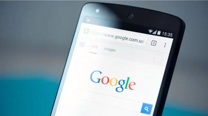 Ilustrasi aplikasi Google Chrome yang dibuka di HP