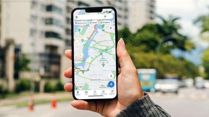Ilustrasi HP dipakai untuk membuka aplikasi maps atau peta