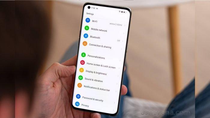 Ilustrasi HP OPPO membuka tampilan menu Pengaturan, bisa dimanfaatkan untuk melihat password WiFi yang tersimpan