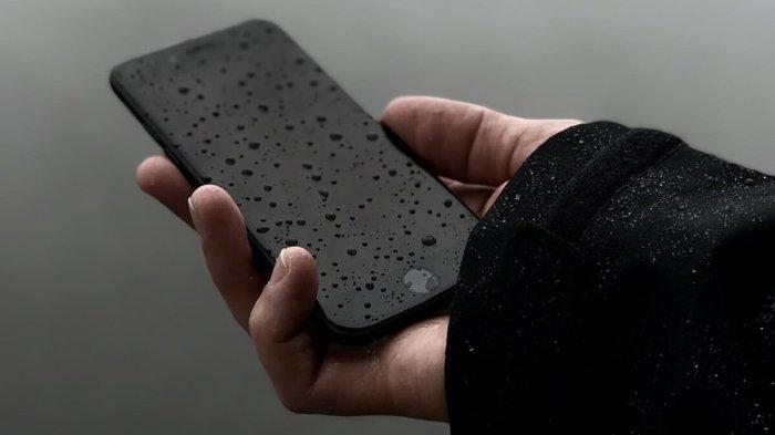 Ilustrasi HP yang nampak mulai basah karena rintik hujan