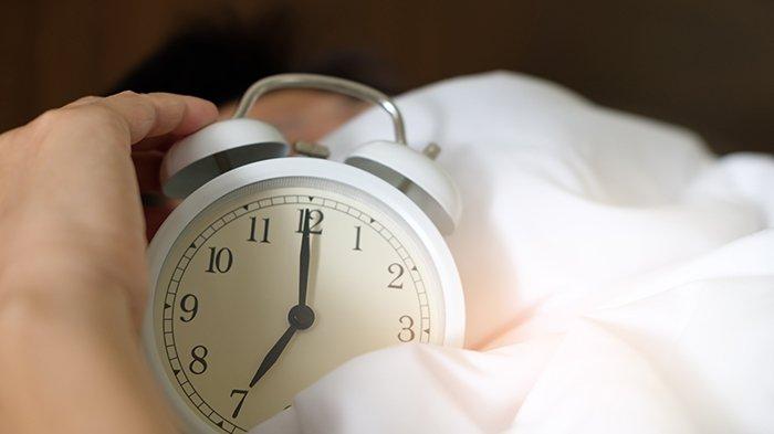 Memperhatikan waktu tidur agar disiplin setiap hari sangat penting untuk mencegah insomnia.