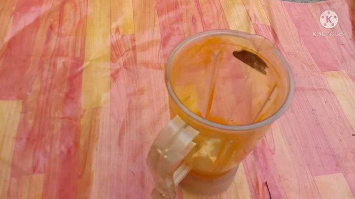 Ilustrasi jar blender yang menguning karena noda kunyit.