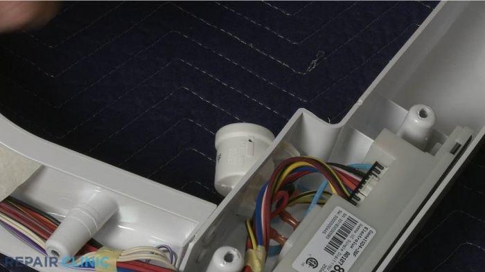Ilustrasi kabel yang terhubung ke soket lampu di dalam kulkas