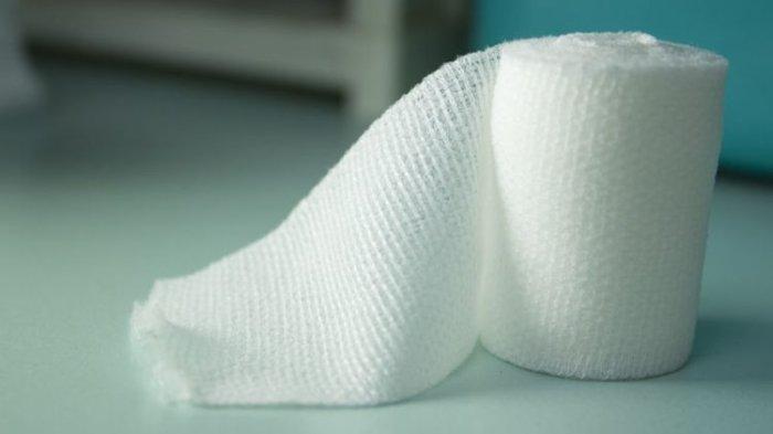 Jika bisul pecah, kamu perlu menggunakan kain kasa untuk membersihkannya.