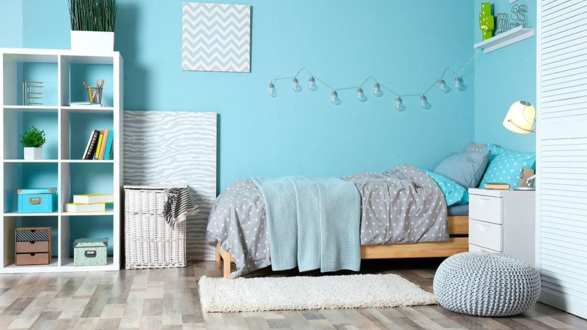 ilustrasi kamar anak dengan warna biru muda.