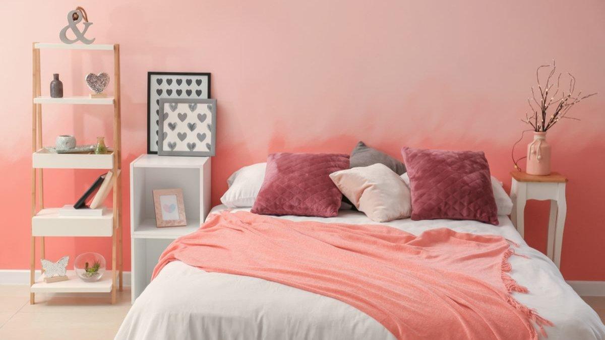 ilustrasi kamar anak dengan warna pink pastel.