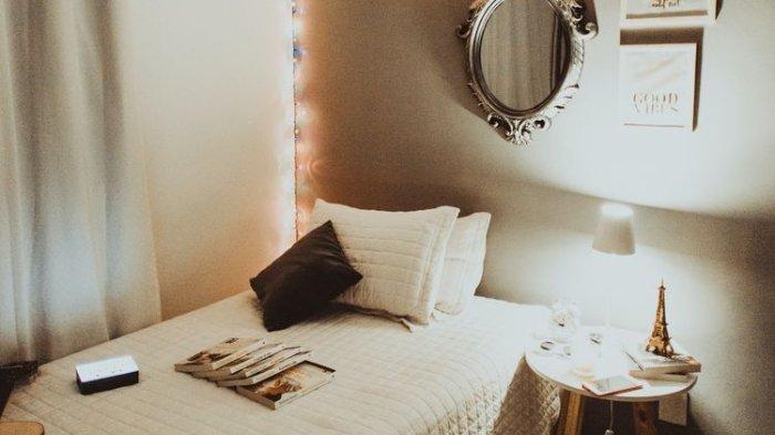 Untuk mengembalikannya supaya tetap empuk, kamu bisa memutar posisi kasur busa supaya tetap nyaman dan tidak mudah kempes.