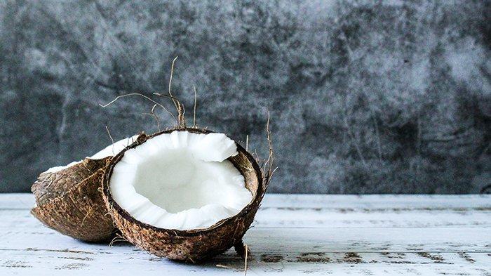 Minyak kelapa juga terbukti dapat membantu mengatasi ketombe di kulit kepala.