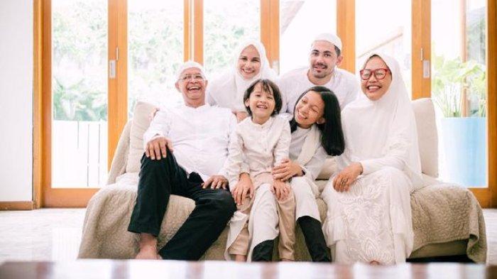 Ilustrasi foto bareng keluarga di hari lebaran