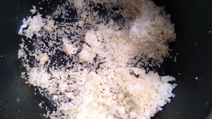 Ilustrasi kerak nasi pada rice cooker yang bisa menyulitkan proses pembersihan.