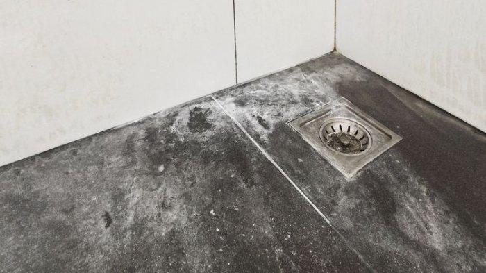 Ilustrasi kerak sabun di kamar mandi yang harus segera dibersihkan supaya gak bikin licin dan tampilannya jadi kumuh.