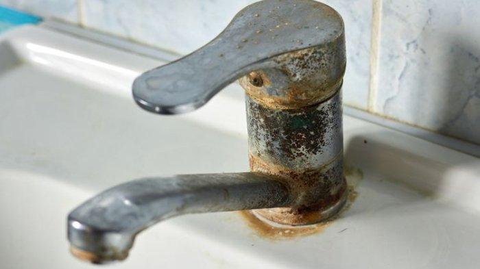 Ilustrasi keran air yang berkarat, bisa dirontokkan dengan berbagai bahan termasuk bahan alami.