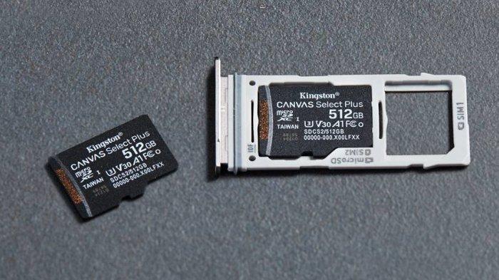 Ilustrasi pemakaian kartu memori atau microSD Card