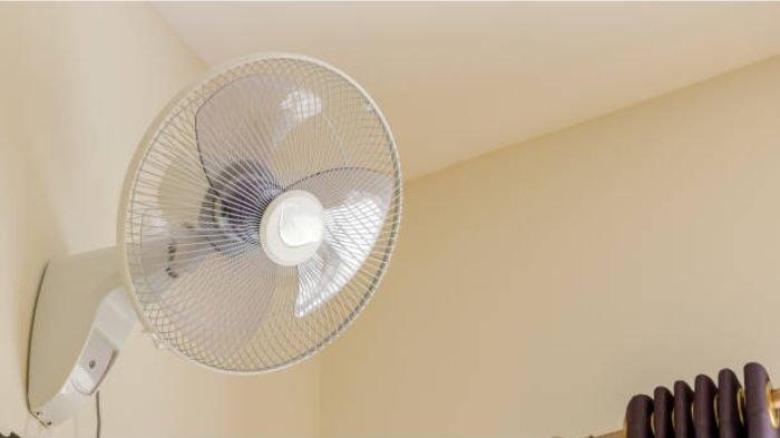 Kipas angin yang kotor bisa dibersihkan dengan blower.