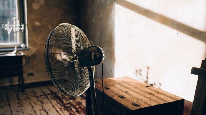 Ilustrasi tidur jangan menggunakan kipas angin.