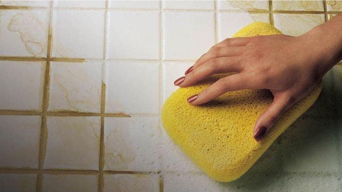 Ilustrasi membersihkan noda kuning di lantai keramik kamar mandi