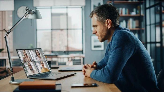 Ilustrasi laptop yang dipakai untuk meeting online