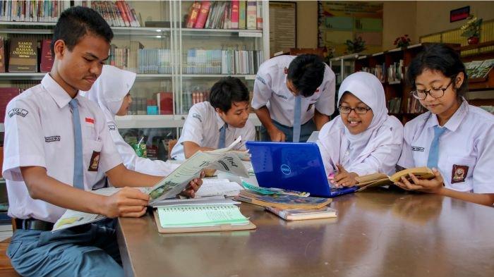 Ilustrasi anak-anak SMA yang sedang belajar di perpustakaan sambil menggunakan laptop