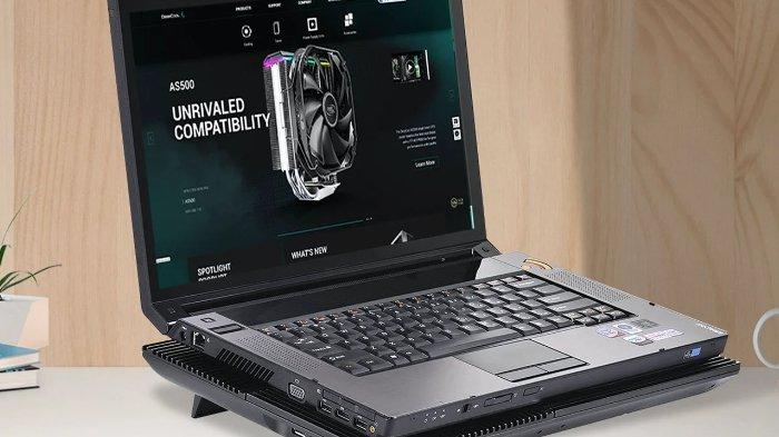 Ilustrasi laptop diletakkan di atas cooling pad agar suhunya lebih terjaga