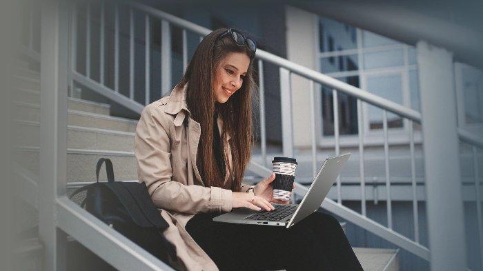 Ilustrasi pemakaian laptop di tempat umum