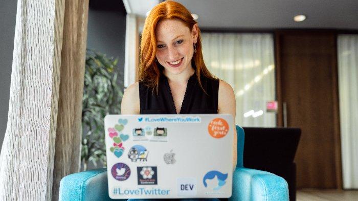 Ilustrasi laptop dengan beberapa stiker yang menempel di casing-nya