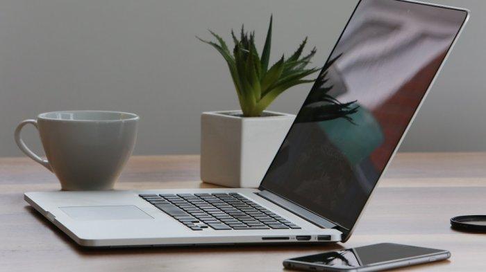 Ilustrasi laptop yang dipakai untuk WFH atau bekerja dari rumah