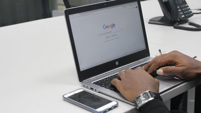 Ilustrasi membuka aplikasi browser di laptop untuk mengakses WhatsApp Web