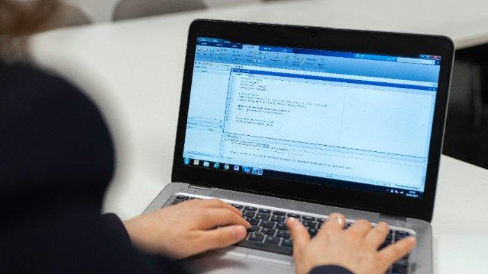 Ilustrasi laptop yang sedang dipakai bekerja