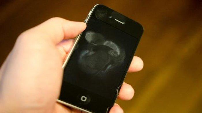 Ilustrasi pemasangan layar LCD HP yang sedikit bergeser alias kurang presisi