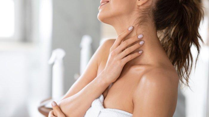 Ilustrasi menggunakan night cream secara merata hingga area leher.