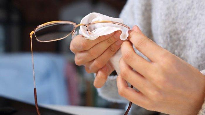 Ilustrasi lensa kacamata yang rawan tergores, bisa kamu atasi secara mudah dengan bahan rumahan jika tidak ingin repot ke optik.