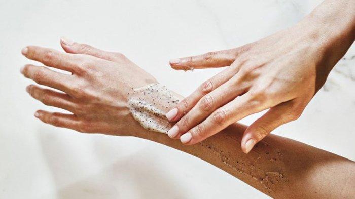 Ilustrasi luluran dengan body scrub dengan wangi pilihan.