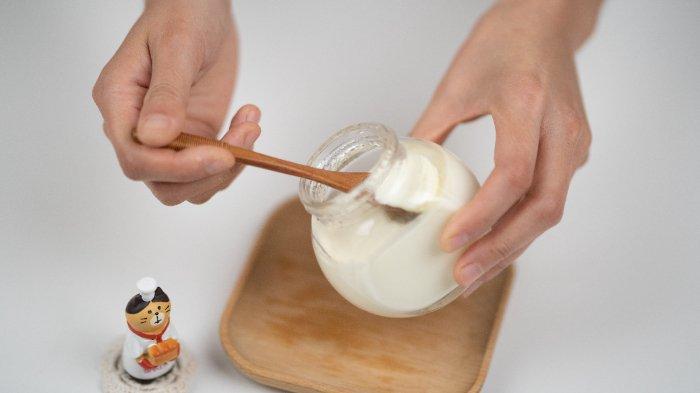 Cara membuat masker dari oatmeal bisa kamu campurkan dengan yogurt.