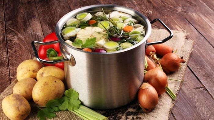 Ilustrasi masak sup sayuran untuk menu sarapan sehat.
