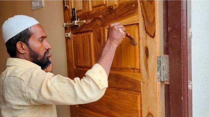 Ilustrasi pintu kayu yang dipoles dengan cat berbahan dasar minyak